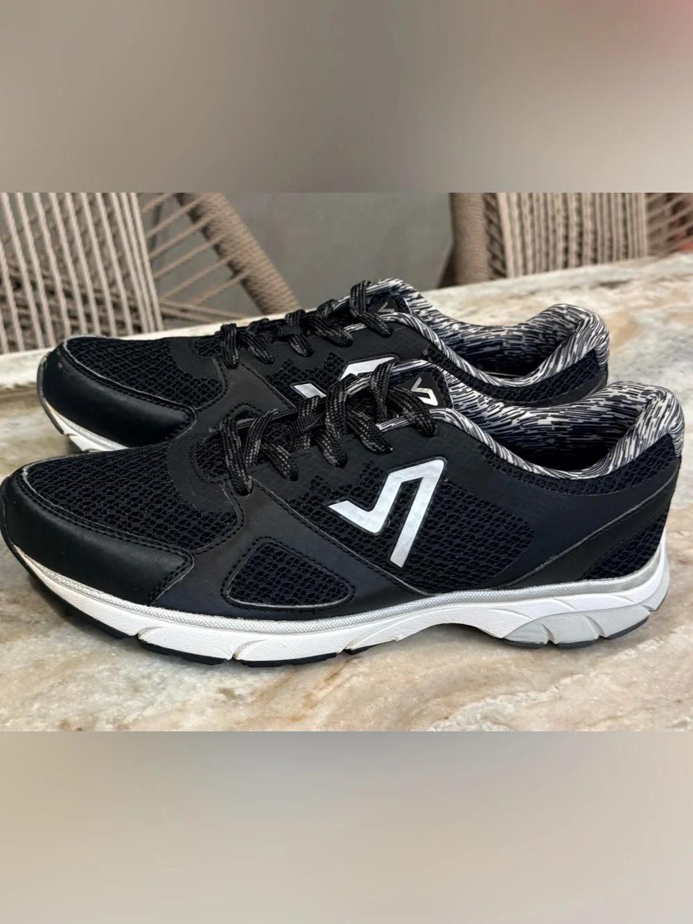 Women’s VIONIC Drift Satima black lace up sneakers- Size 9.5